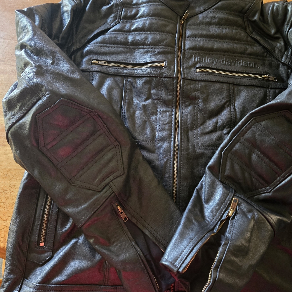 Harley-Davidson Black Bomber Jacket Sleek Leather Design
